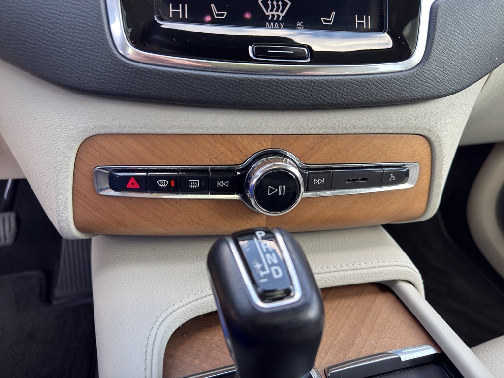 2021 Volvo XC90 Momentum