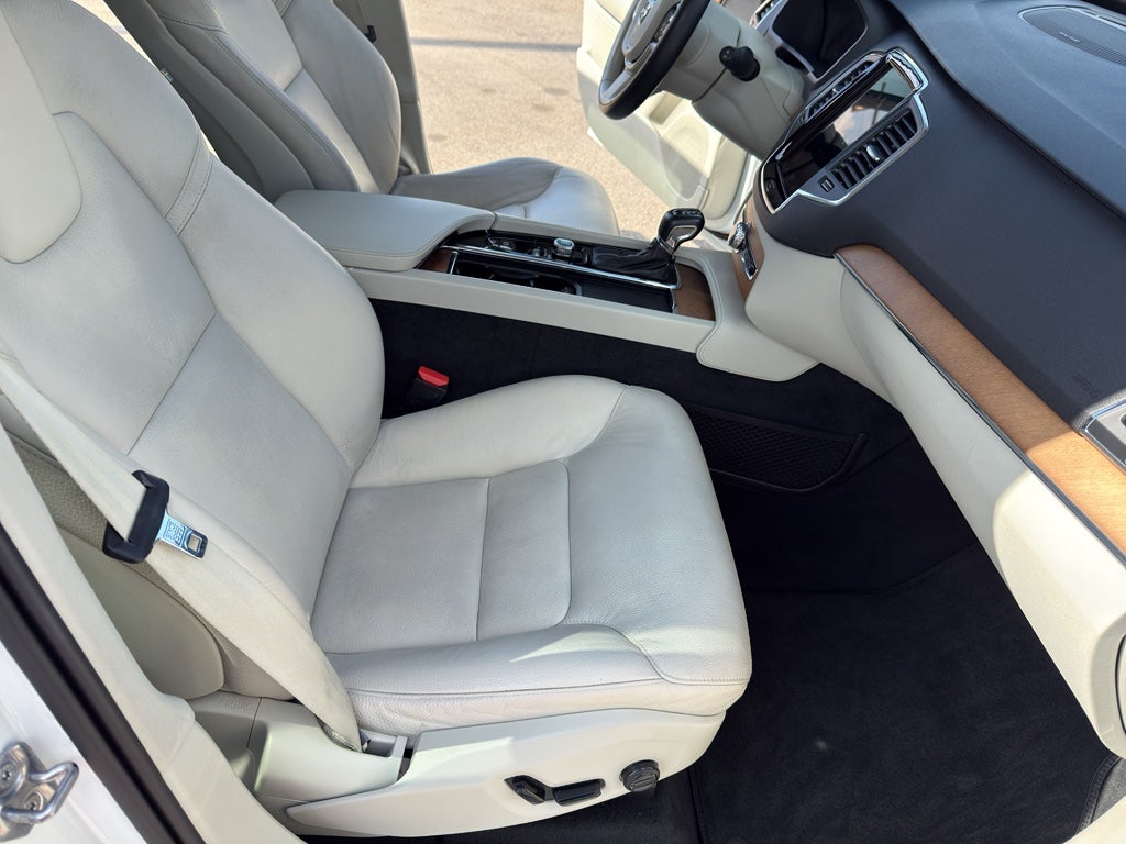 2021 Volvo XC90 Momentum