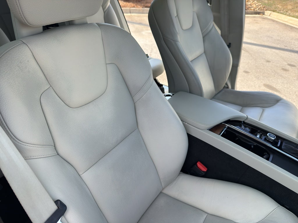 2021 Volvo XC90 Momentum