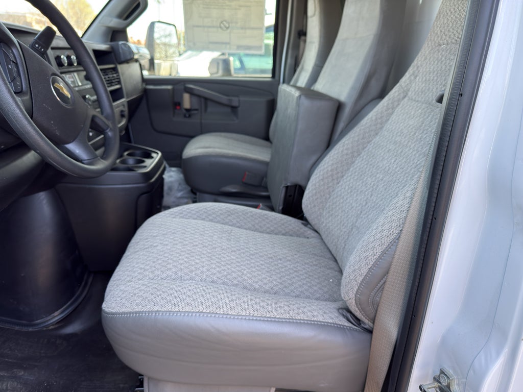 2025 Chevrolet Express Cutaway 3500 1WT