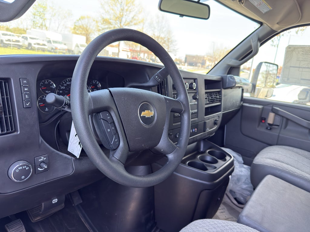 2025 Chevrolet Express Cutaway 3500 1WT