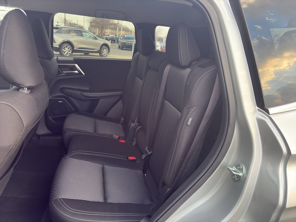 2025 Mitsubishi Outlander ES